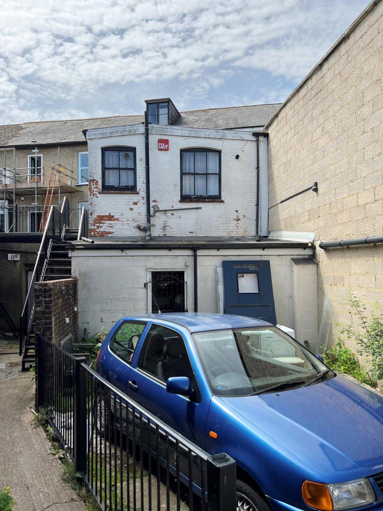 Lot: 64 - FOUR STOREY TOWN CENTRE BUILDING WITH COMMERCIAL INCOME AND RESIDENTIAL CONVERSION POTENTIAL -
